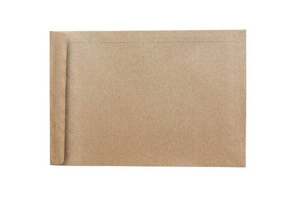 Коричневый конверт макет изолирован на белом фоне. Объект с траекторией обрезки