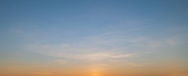 Parlak altın bir ışıkla sabah gökyüzü sahnesi. Bulutların yumuşak olduğu güzel bir gün doğumu. Doğa arkaplan kavramı