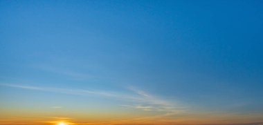 Parlak altın bir ışıkla sabah gökyüzü sahnesi. Bulutların yumuşak olduğu güzel bir gün doğumu. Doğa arkaplan kavramı