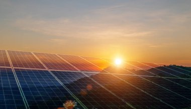 Çevresel sürdürülebilir enerji kavramı. Güneş panelleri elektrik üreten temiz enerji üretir. Gün batımında fotovoltaik hücreler.