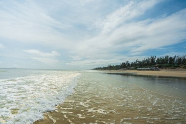 Yaz manzarasının tropik manzarası. Mavi gökyüzü ve beyaz bulutlu plaj. Yaz tatili konsepti.