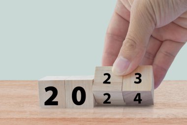 Yeni yıl 2023 'ten 2024' e. Tahta küpü ters çevirin. Yeni yıl tatili konsepti