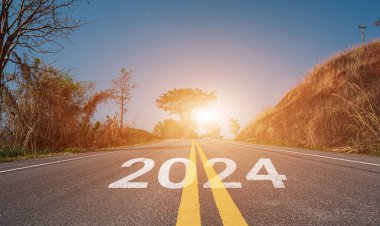 2024 otoyolda yazılmış. Boş asfalt yol ve güzel gündoğumu gökyüzü arkaplanı. Hedef kavramı ve vizyon mücadelesi yeni yıl 2024.
