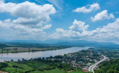Mekong Nehri ve mavi gökyüzü arkaplanı. Tarım ve ekonomik kalkınma Mekong, Chiang Rai Eyaleti, Tayland