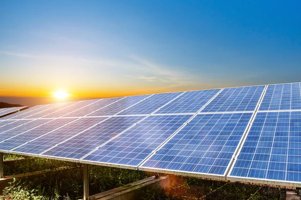 Mavi gökyüzü arka planına karşı güneş paneli. Fotovoltaik, alternatif elektrik kaynağı. Sürdürülebilir kaynaklar için fikir