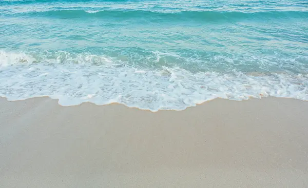 Sanfte Welle Des Blauen Ozeans Sandstrand Sommerurlaub Auf Der Insel — Stockfoto