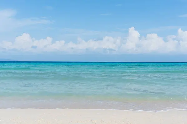 Spiaggia Sabbia Con Rotolamento Onda Calma Dell Oceano Nella Giornata Foto Stock Royalty Free