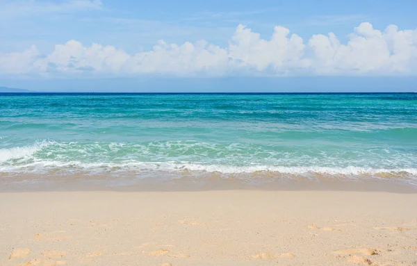 Písečná Pláž Válcování Klidné Vlny Oceánu Slunečný Den Pozadí Bílé Stock Obrázky