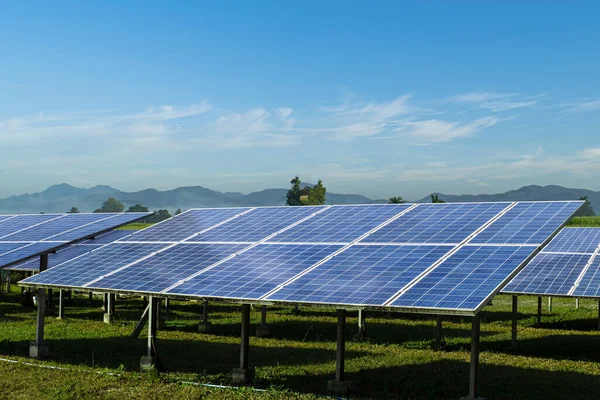 Sonnenkollektoren Vor Blauem Himmel Photovoltaik Alternative Stromquelle Nachhaltiges Ressourcenkonzept lizenzfreie Stockbilder
