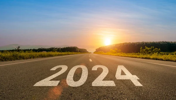 2024年 高速道路で書かれた 空っぽのアスファルトロードと美しい日の出の空の背景 ビジョン2024の目標と挑戦のコンセプト ロイヤリティフリーのストック画像