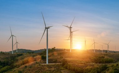 Rüzgar türbini alanı, günbatımında gökyüzü arka planında. yenilenebilir enerji