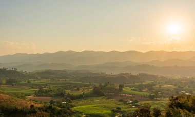 Manzaralı dağ manzarası ve parlak gündoğumu ya da ufuktaki günbatımı gökyüzü. Doğal gökyüzü arkaplanı