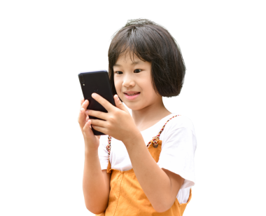 Şeffaf arka planda izole edilmiş cep telefonu kullanan mutlu Asyalı kız çocuğu. PNG Dosyası