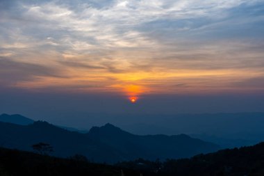 Manzaralı dağ manzarası ve parlak gündoğumu ya da ufuktaki günbatımı gökyüzü. Doğal gökyüzü arkaplanı