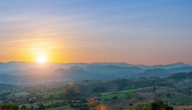 Manzaralı dağ manzarası ve parlak gündoğumu ya da ufuktaki günbatımı gökyüzü. Doğal gökyüzü arkaplanı