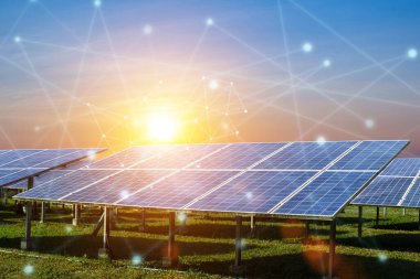 Günbatımı gökyüzü arka planında akıllı ızgaraya bağlı güneş paneli. Fotovoltaik, alternatif elektrik kaynağı. Sürdürülebilir kaynaklar kavramı