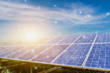 Günbatımı gökyüzü arka planında akıllı ızgaraya bağlı güneş paneli. Fotovoltaik, alternatif elektrik kaynağı. Sürdürülebilir kaynaklar kavramı