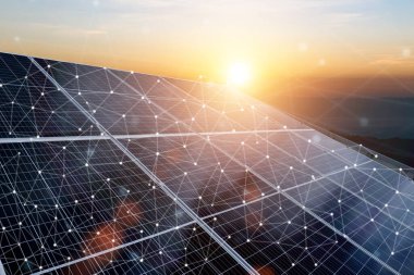 Günbatımı gökyüzü arka planında akıllı ızgaraya bağlı güneş paneli. Fotovoltaik, alternatif elektrik kaynağı. Sürdürülebilir kaynaklar kavramı