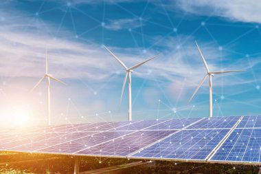 Güneş panelleri ve rüzgar türbinleri günbatımı arka planına sahip akıllı şebekeye bağlı. Fotovoltaik, alternatif elektrik kaynağı. sürdürülebilir kaynaklar kavramı.
