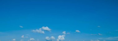 Beyaz bulutlu mavi gökyüzü, doğal arkaplan