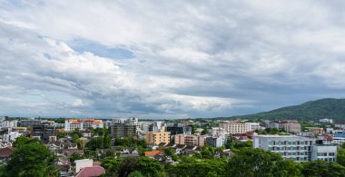 Şehir binalarının havadan görünüşü Tayland 'daki Chiang Mai ve gökyüzü bulutlu yeşil ağaçlar.