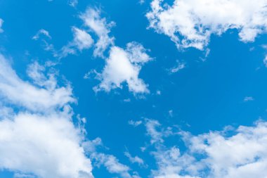 Beyaz bulutlu mavi gökyüzü arkaplanı görünümü