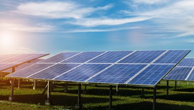 Güneş panelleri mavi gökyüzü arka planına karşı. Fotovoltaik, alternatif elektrik kaynağı kavramı.