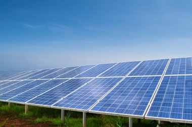 Güneş panelleri mavi gökyüzü arka planına karşı. Fotovoltaik, alternatif elektrik kaynağı kavramı.