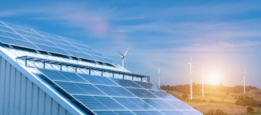 Barakadaki güneş panelleri mavi gökyüzünün altında enerji üretiyor..