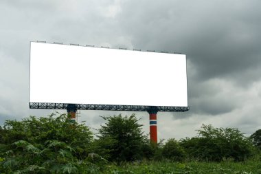 Gri fırtına bulutları üzerinde boş reklam panosu beyaz alanı.