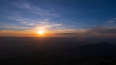 Dağda gün doğumunun manzara görüntüsü