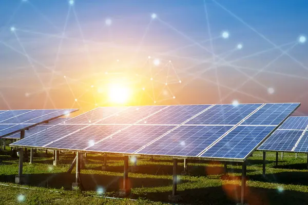 Günbatımı gökyüzü arka planında akıllı ızgaraya bağlı güneş paneli. Fotovoltaik, alternatif elektrik kaynağı. Sürdürülebilir kaynaklar kavramı