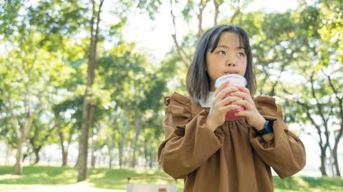 Parktaki çocuk içkisine yakın bir yerde..