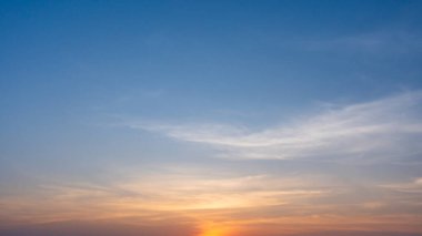 Güneşin doğuşunda ya da batışında bulutlu dramatik gökyüzü.