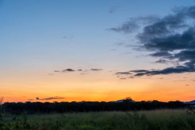 Gündoğumunun manzarası turuncu gökyüzü arka planı