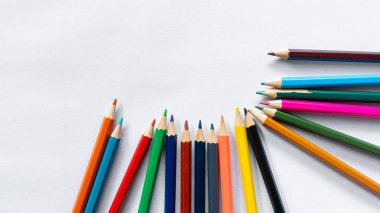 Beyaz kağıt dokusu üzerinde renk kalemi