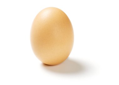 Tavuk yumurtası, beyaz arka planda izole edilmiş. Paskalya konsepti, metin için boşluk.