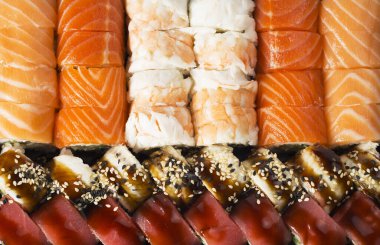 Japon yemeği, Kral karidesli dürüm, unagi soslu füme yılan balığı ve somonlu Philadelphia dürümü.