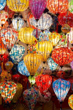 Renkli elektrikli kağıt fener dekorasyonu