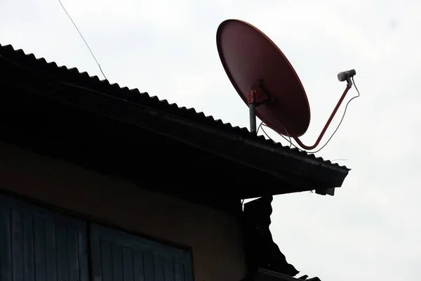 Antena Satélite Telhado Casa Contra Fundo Nuvens Céu — Fotografia de Stock
