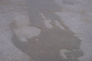 Güneşli bir günde kumdaki bir taş birikintisinin soyut arkaplanı