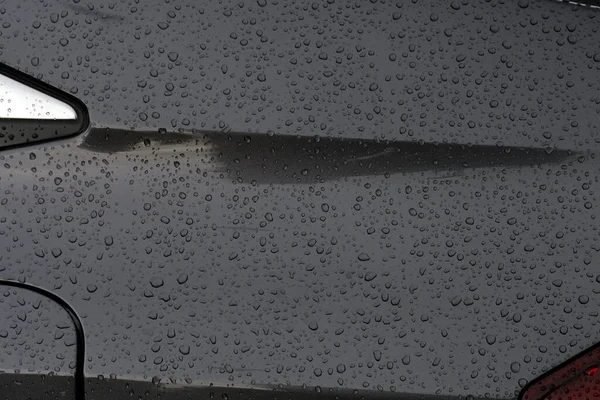 雨の日に車に雨が降る 雨滴の背景には — ストック写真