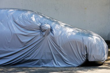 Parktaki plastik çöp torbaları ve çöpler..