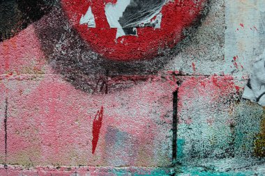 Duvara renkli, soyut bir duvar yazısı.