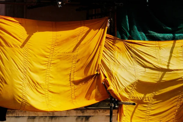 市集上的彩色雨伞 — 图库照片