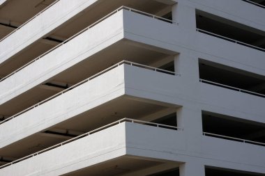 Şehirdeki pencereli modern ofis binası