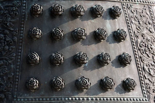 Primer Plano Pared Piedra Decorativa Con Metal Tallado Elementos Forjados —  Fotos de Stock