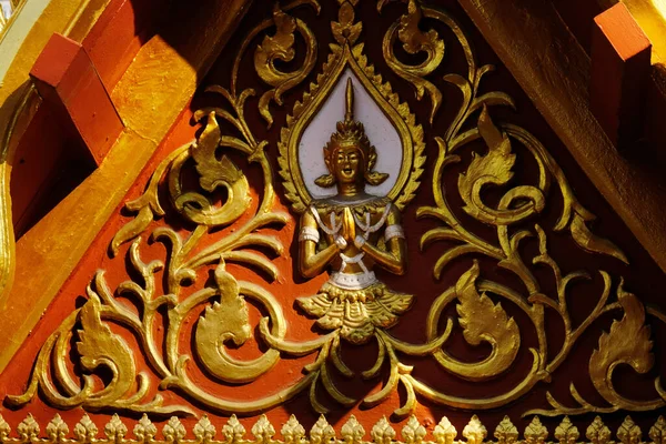 寺の黄金の仏像 — ストック写真