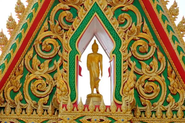 Золота Статуя Храмі Фені День — стокове фото