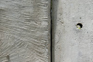 Çatlakları ve çizikleri olan beton bir duvarın dokusu arka plan olarak kullanılabilir.